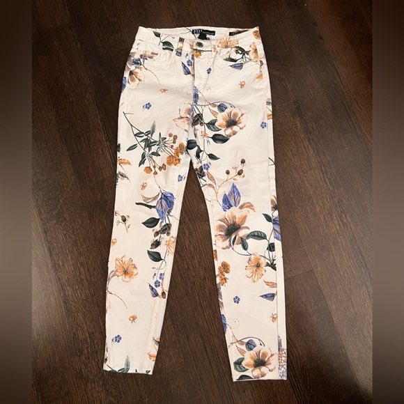 Nice worn twice, floral print woman’s jeans. Soft fabric, comfortable. - Picture 1 of 2